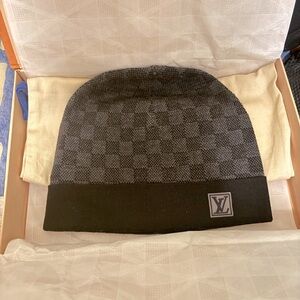 -LOUIS VUITTON Scarf & Matching Benie